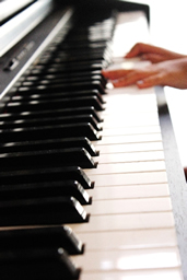 ピアノを弾く